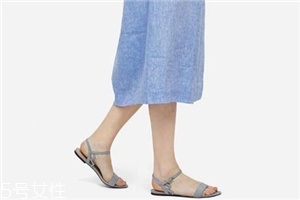 腳寬的人適合穿什么涼鞋？腳胖穿什么涼鞋好看？