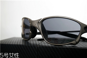 oakley是奢侈品牌嗎？歐克利屬于奢侈品嗎？