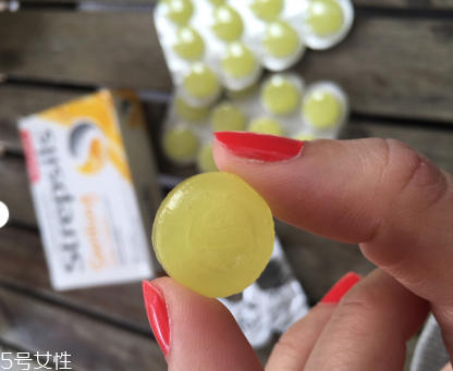 strepsils是什么藥？strepsils治什么?。?></p><h3>喉嚨痛的原因是什么</h3><p>全身病毒感染</p><p>全身病毒感染患者需要臥床休息，并服用阿司匹林或阿司匹林替代品緩解不適和降低體溫。如48小時未見好轉，請去醫(yī)院就診。</p><p>腮腺炎</p><p>腮腺炎是病毒感染了唾液腺，病毒也可能同時感染其他腺體，從未患過本病的人尤應注意。建議此病患者臥床休息，并服用阿斯匹林或阿斯匹林代替品以緩解不適。如果睪丸疼痛或腫脹，則可能是睪丸也已發(fā)炎。在這種情況下，可能需要使用抗炎藥物。</p><p style=