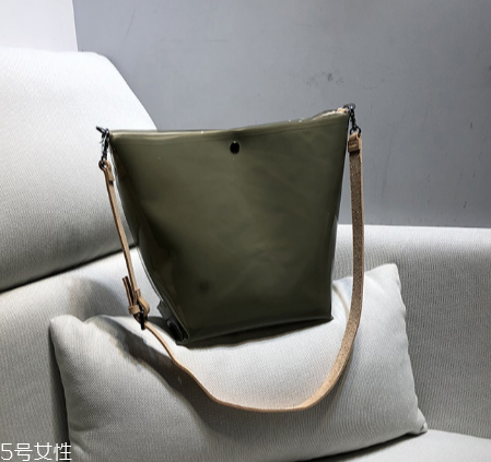 穿裙子背什么包包好看？穿裙子適合背什么包？
