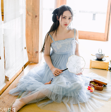 吊帶連衣裙怎么穿好看？夏季吊帶連衣裙搭配圖片