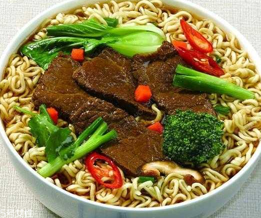 方便面加牛奶好吃嗎？牛奶方便面是黑暗料理嗎？