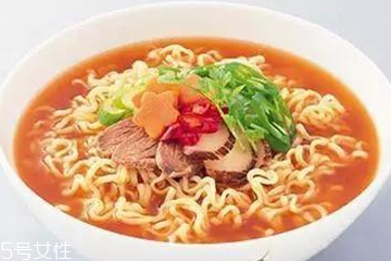 方便面沒泡熟可以吃嗎？半生不熟的泡面可以吃嗎？