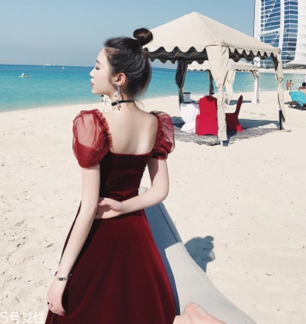 黃皮適合什么顏色裙子？什么顏色裙子適合黃皮女生？