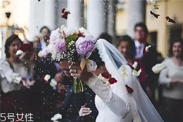 婚紗上面的機(jī)油怎么洗？婚紗沾上機(jī)油用什么洗？