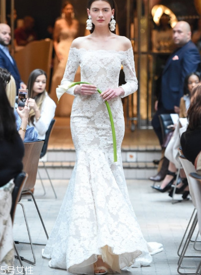 婚紗里面有胸墊嗎？婚紗是自帶胸墊嗎？