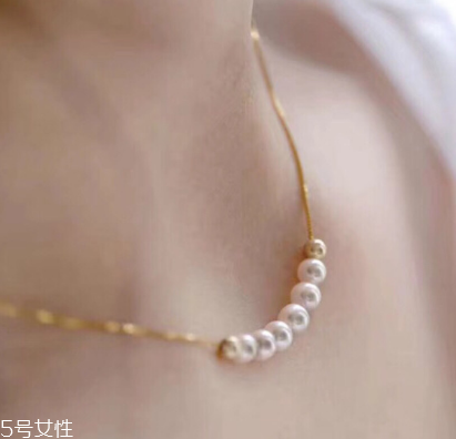 珍珠項(xiàng)鏈能戴著洗澡嗎？珍珠項(xiàng)鏈洗澡要摘下嗎？