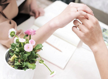婚戒可以戴中指嗎？婚戒能戴在中指上嗎？