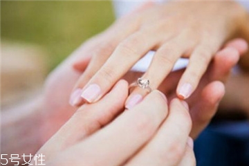 婚戒可以戴中指嗎？婚戒能戴在中指上嗎？