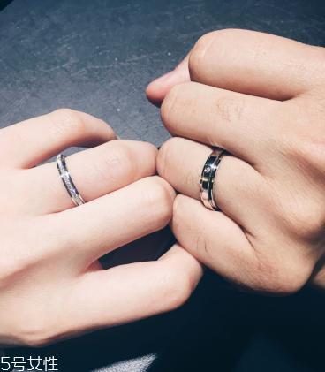 婚戒是男左女右嗎？婚戒應該戴左手還是右手？