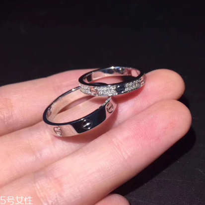 婚戒是男左女右嗎？婚戒應該戴左手還是右手？