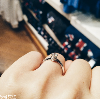 鉆戒圈口大了怎么辦？鉆戒大了怎么改?。?></p><h3>怎樣買到合適的鉆戒</h3><p>購買鉆戒總是激動(dòng)人心的時(shí)刻，所以在購買的時(shí)候容易忽略鉆戒的大小，其次，很多人在鉆戒店里試戴的時(shí)候總是覺得好看，所以在心理上覺得合適，然而回家的時(shí)候，再佩戴的時(shí)候發(fā)現(xiàn)大了，尤其是在夏天季節(jié)的時(shí)候，人們的手指容易冷張熱縮，也就是說你在佩戴的時(shí)候，手指比平常要粗，當(dāng)你冷下來的時(shí)候，你的手指變的正常，導(dǎo)致你的鉆戒購買大了，所以在選購鉆戒的時(shí)候一定要淡定，做一個(gè)理性的顧客。</p><p>很多人購買鉆戒的實(shí)體店離自己的距離很遠(yuǎn)，想要立刻更換鉆戒那是基本不可能的，所以很多人都有自己的方法，比如繞線法，在鉆戒的左右或者是掌心的一側(cè)用自己喜歡顏色的線，纏繞幾周，就可以解決太大的問題，而且很多人使用這一方法，為鉆戒做了一些新的調(diào)整，使得鉆戒看起來也很不錯(cuò);還有很多顧客也會(huì)選擇膠帶纏繞，只要貼的緊密，沒有縫隙，也不會(huì)被人輕易的發(fā)現(xiàn)，不過要是繞的不合適，便會(huì)適得其反。</p>		</div>
<div align=