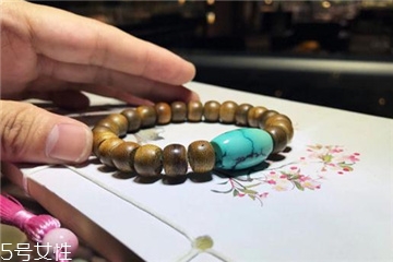沉香手串怎么盤玩？沉香手串盤玩技巧