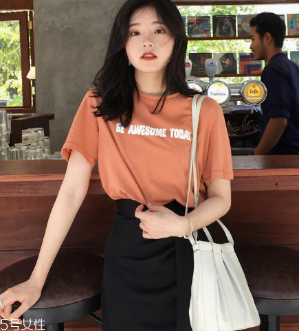 女生穿什么短袖好看？女生適合穿什么短袖？