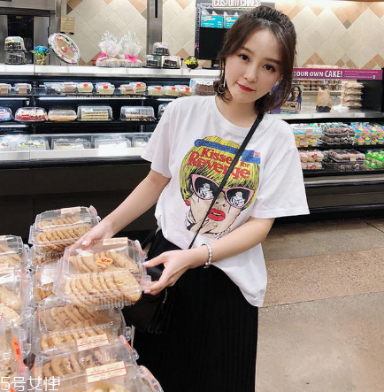 女生穿什么短袖好看？女生適合穿什么短袖？