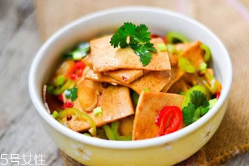 白胡椒是辣椒嗎？白胡椒辣嗎？