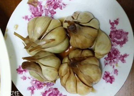 腌蒜變綠可以吃嗎？腌制的大蒜綠了能吃嗎？