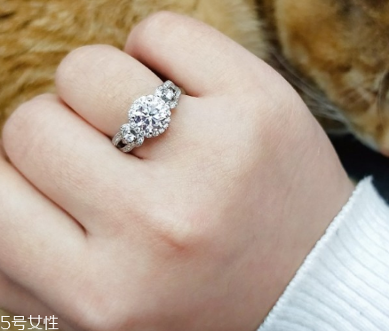鉆戒一般買(mǎi)幾克拉的？鉆戒買(mǎi)多大的好？