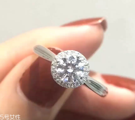 鉆戒是定制還是成品好？鉆戒買定制的還是買成品？
