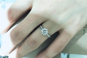 鉆戒是定制還是成品好？鉆戒買定制的還是買成品？