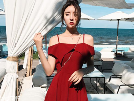 夏天穿什么顏色連衣裙好？夏天適合什么顏色連衣裙？