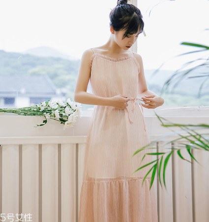 夏天穿什么顏色連衣裙好？夏天適合什么顏色連衣裙？