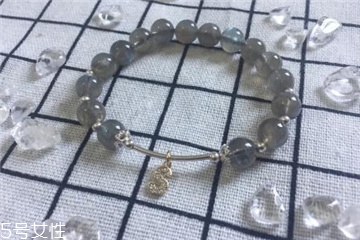月光石是水晶嗎？月光石和水晶是一種嗎？