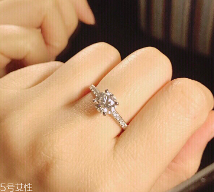 鉆戒和婚戒怎么一起戴？鉆戒和婚戒怎么同時(shí)戴？