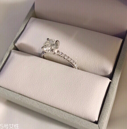 鉆戒和婚戒怎么一起戴？鉆戒和婚戒怎么同時(shí)戴？