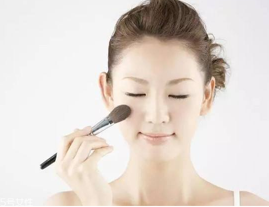 腮紅是刷在哪個(gè)位置？標(biāo)準(zhǔn)腮紅打在什么位置？