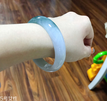 手鐲有裂紋還值錢嗎？手鐲有裂紋影響價格嗎？