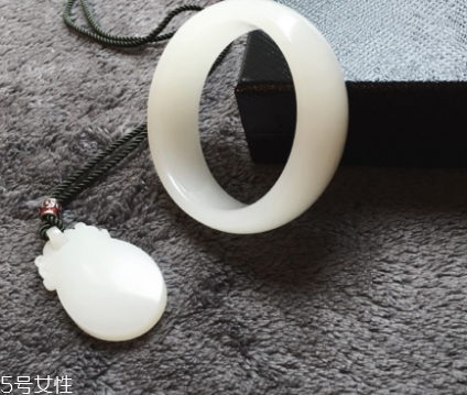 手鐲是圓的好還是扁的好？手鐲買圓的還是扁的？