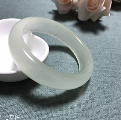 手鐲戴不進去怎么辦？手鐲戴不進去解決妙招