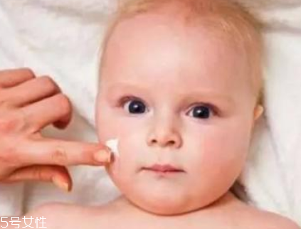 嬰兒乳液和寶寶潤膚霜哪個好？嬰兒乳液和寶寶潤膚霜區(qū)別