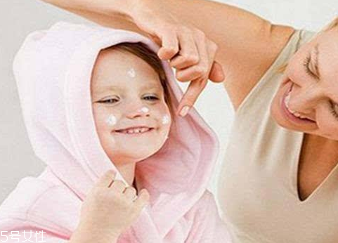 嬰兒乳液和寶寶潤膚霜哪個好？嬰兒乳液和寶寶潤膚霜區(qū)別