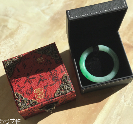 手鐲什么顏色好看？手鐲買哪種顏色好？