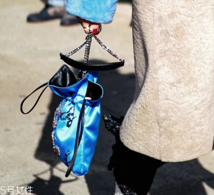 今年流行什么水桶包？水桶包流行什么款式？