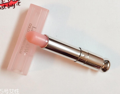 唇膏用完里邊怎么打開？唇膏剩一截怎么挖出來？
