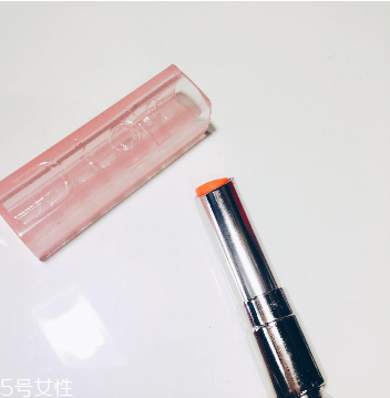 唇膏用完里邊怎么打開？唇膏剩一截怎么挖出來？