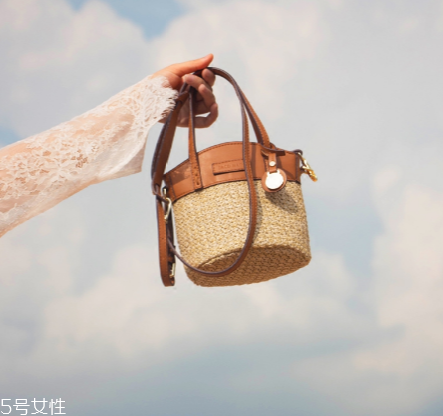 女生夏天背什么包？女生夏季包包搭配圖片