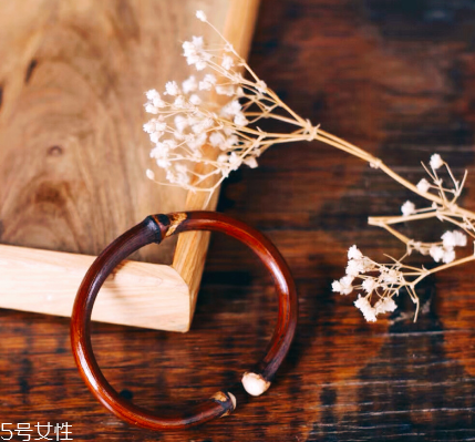 雞血藤手鐲一般多少錢？雞血藤手鐲市場(chǎng)價(jià)格