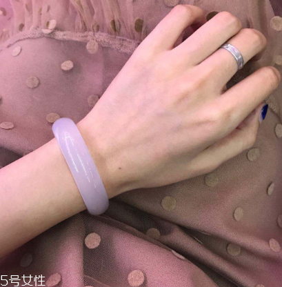 玉髓手鐲什么顏色好？玉髓手鐲顏色推薦