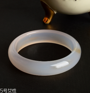 玉髓手鐲戴哪只手？玉髓手鐲戴左手還是右手？