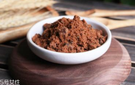 紅糖面膜用什么水稀釋？紅糖面膜用熱水還是冷水泡？