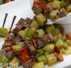 豬心能治心臟病嗎？豬心可以治心臟?。?></p><h3>豬心和什么一起炒好吃</h3><p>青椒炒豬心原料：青椒一只、豬心一只。調(diào)料：鹽、醬油、味精、糖、酒、淀粉、姜片、蒜末。</p><p>1、鍋上火加熱，加入適量油，油略熱，加入青椒塊煸炒，片刻后盛出；</p><p>2、余油加入姜片、蒜末爆香；</p><p>3、加入腌過的豬心煸炒；</p><p>4、豬心變色后，加入青椒塊一起煸炒；</p><p>5、加入味精適量，淋上水淀粉，收汁，撒上適量白胡椒粉，淋上麻油，關(guān)火盛出即可。</p>		</div>
<div align=