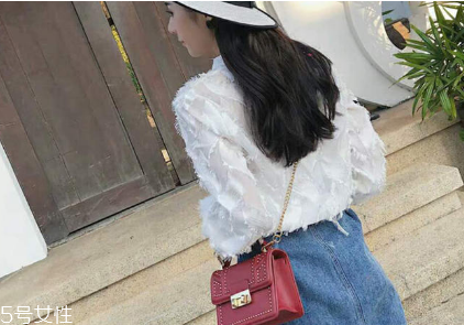 20歲女生背什么包？20多歲女生適合什么包包？