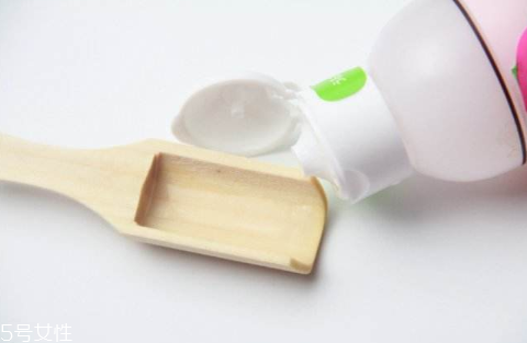 油皮痘痘肌怎么護(hù)膚？油皮致痘的4大誤區(qū)