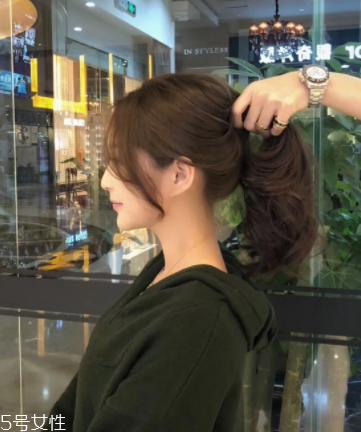 燙發(fā)是冷燙好還是熱燙好？冷燙和熱燙哪個(gè)更自然？