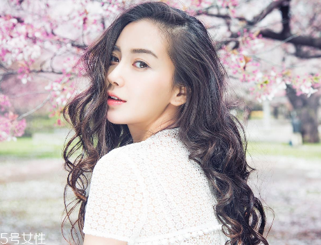 染發(fā)會(huì)使頭發(fā)變白嗎？頭發(fā)變白不是染發(fā)的鍋