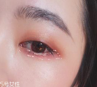 下眼影怎么畫顯眼睛大？眼睛變大2倍的下眼影畫法